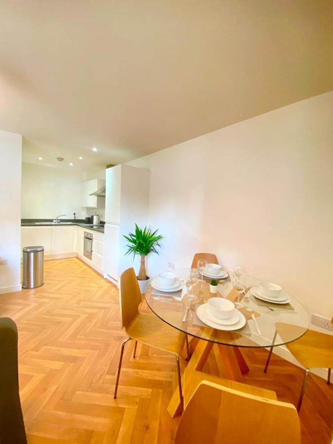 2 Double Beds Or 4 Singles, 2 Bathrooms, Free Parking, Smart Tv'S, Close To Gunwharf Quays, Beach & Historic Dockyard Портсмът Екстериор снимка