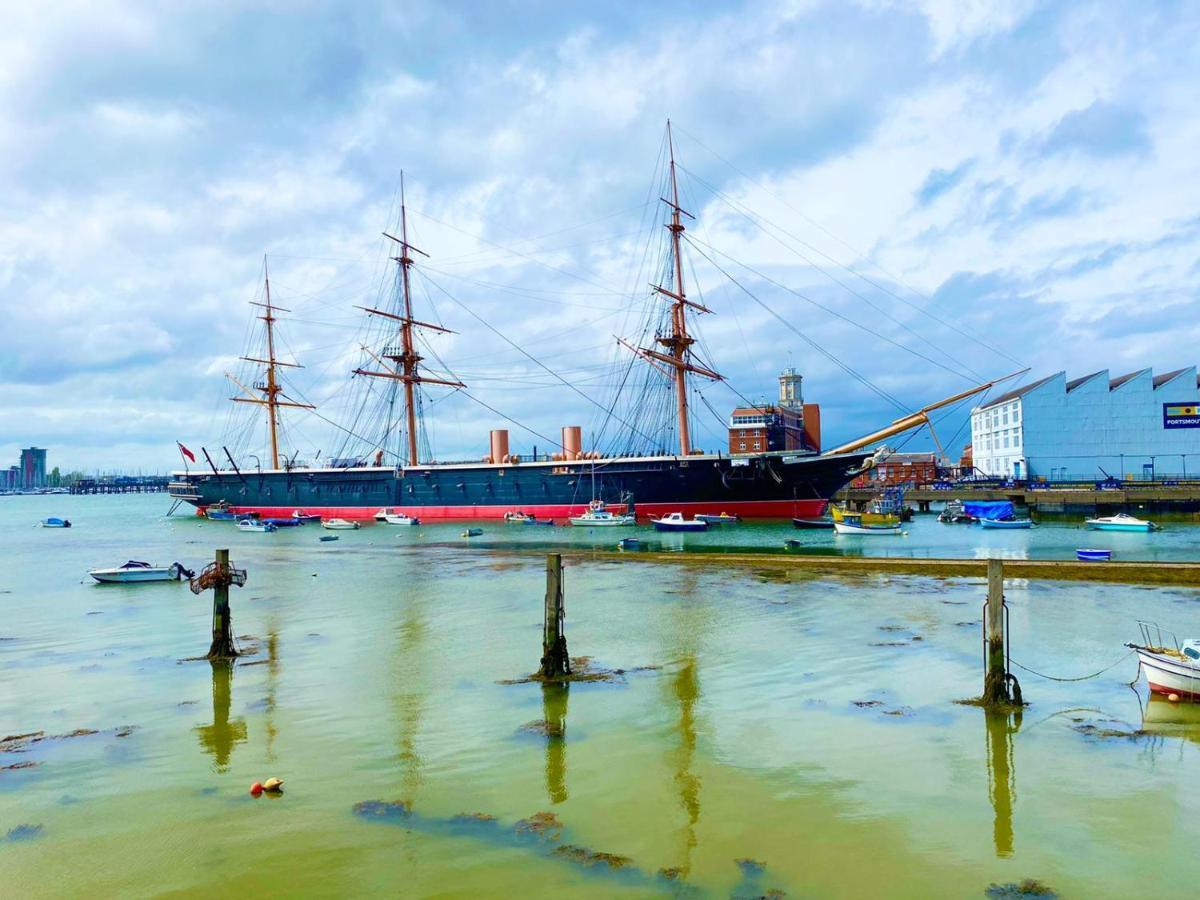 2 Double Beds Or 4 Singles, 2 Bathrooms, Free Parking, Smart Tv'S, Close To Gunwharf Quays, Beach & Historic Dockyard Портсмът Екстериор снимка