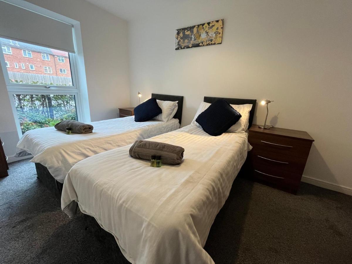 2 Double Beds Or 4 Singles, 2 Bathrooms, Free Parking, Smart Tv'S, Close To Gunwharf Quays, Beach & Historic Dockyard Портсмът Екстериор снимка