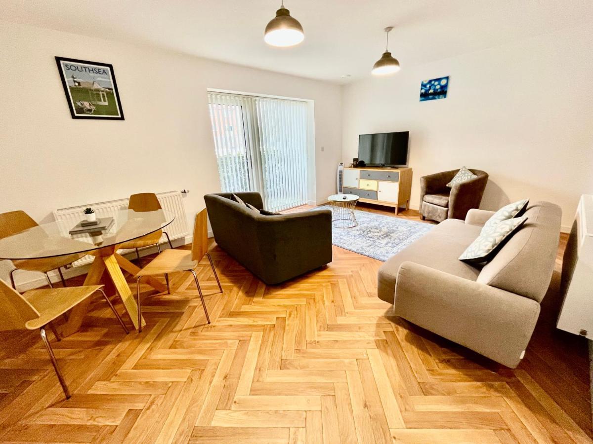 2 Double Beds Or 4 Singles, 2 Bathrooms, Free Parking, Smart Tv'S, Close To Gunwharf Quays, Beach & Historic Dockyard Портсмът Екстериор снимка